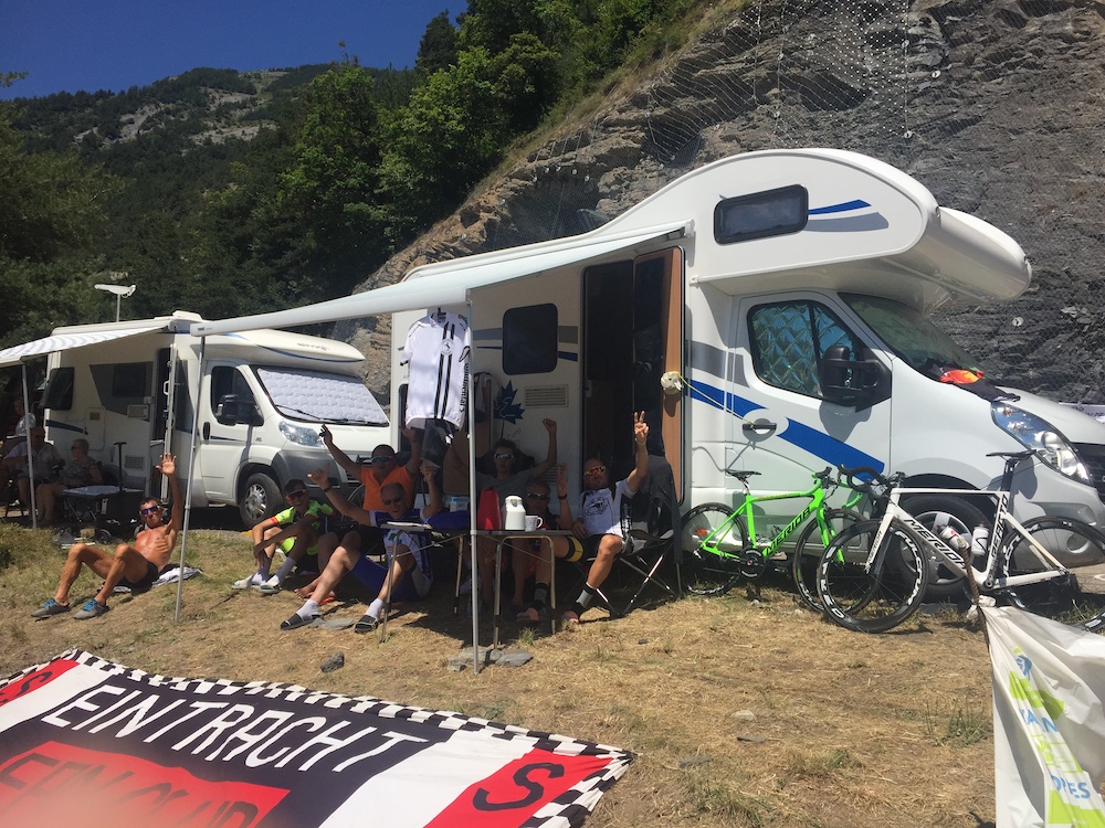 Le bandiere dei fan non devono essere necessariamente legate alla bicicletta. Meinhard Meister e Heiko Grabowsky mostrano una bandiera della loro squadra di calcio Eintracht Frankfurt
