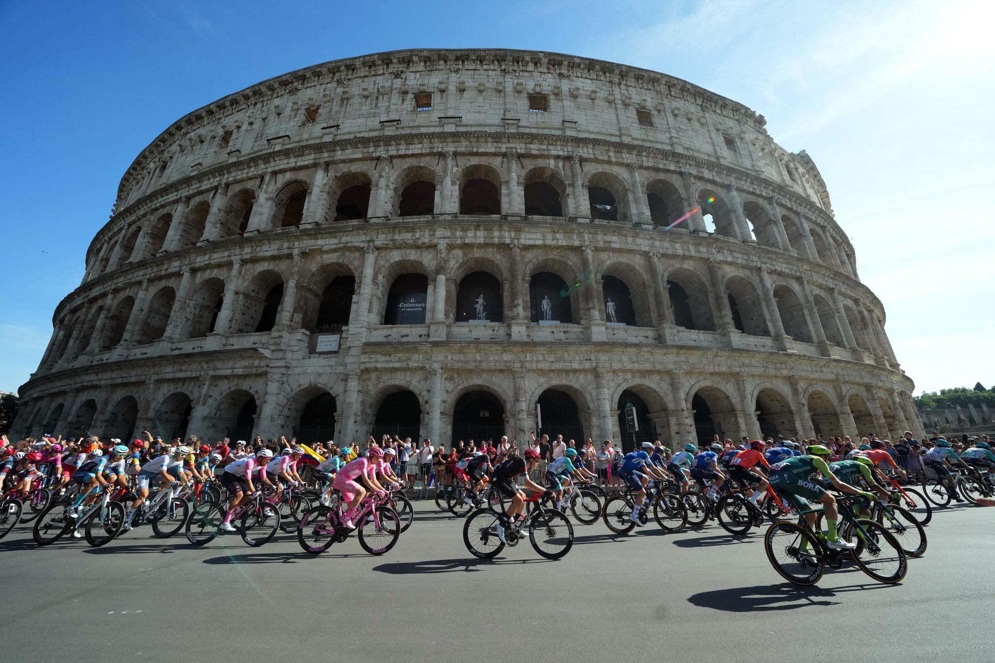 Giro d'Italia 2024 stage 21 The pack rides in front of the colosseum during the stage 21 of the of the Giro d'Italia from Rome to Rome, Italy. Sunday, May 26, 2024 Sport cycling (Photo by Gian Mattia D'Alberto/Lapresse)