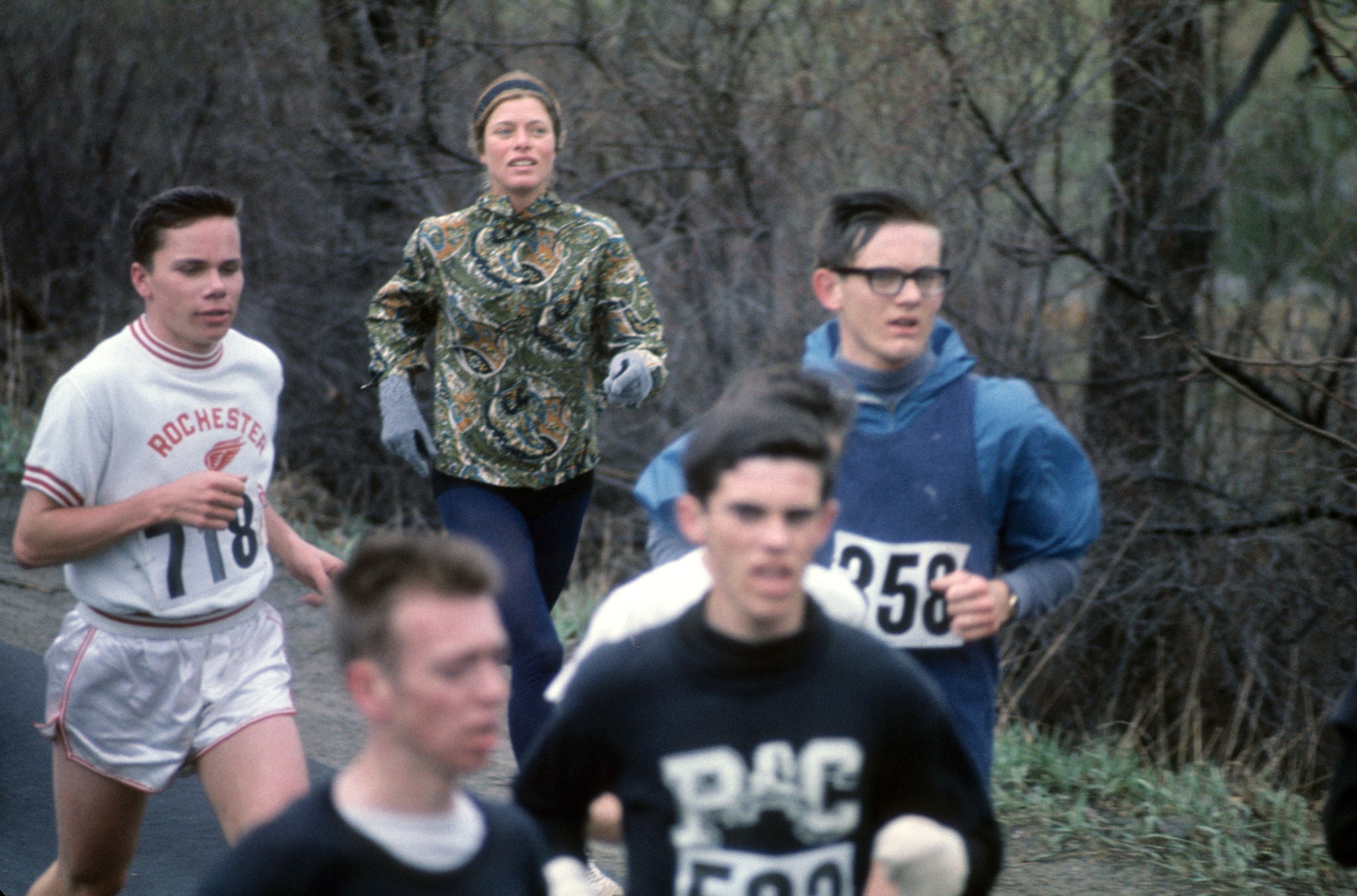 Track & Field: Boston Marathon: USA Roberta Gibb in action during race. Bobbi Gibb runs without a bib as women were not allowed to officially race unitl 1972.
Boston, MA 4/19/1967
CREDIT: Walter Iooss Jr. (Photo by Walter Iooss Jr. /Sports Illustrated via Getty Images/Getty Images)
(Set Number: X12351 TK1 R10 F20 )