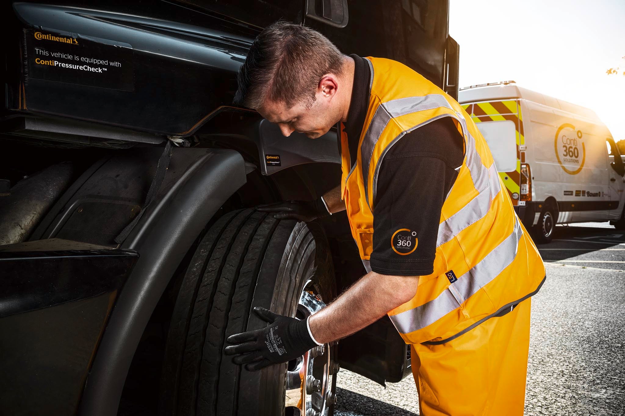 Conti360 Breakdown Service tire inspection A man from the Conti360 Breakdown service inspects a truck tire