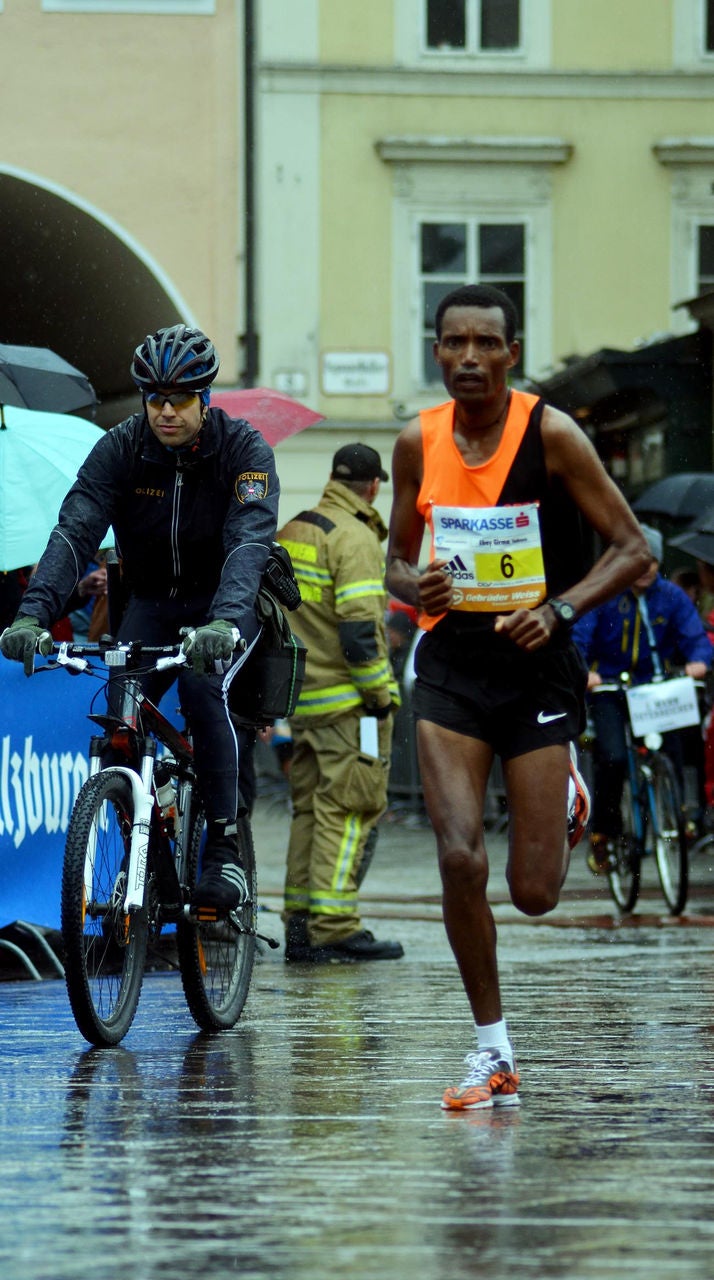 Il top runner Temesgen Bekele poco prima di tagliare il traguardo a Salisburgo, accompagnato da un poliziotto in bicicletta. Anche i poliziotti viaggiano in stile eco-friendly!