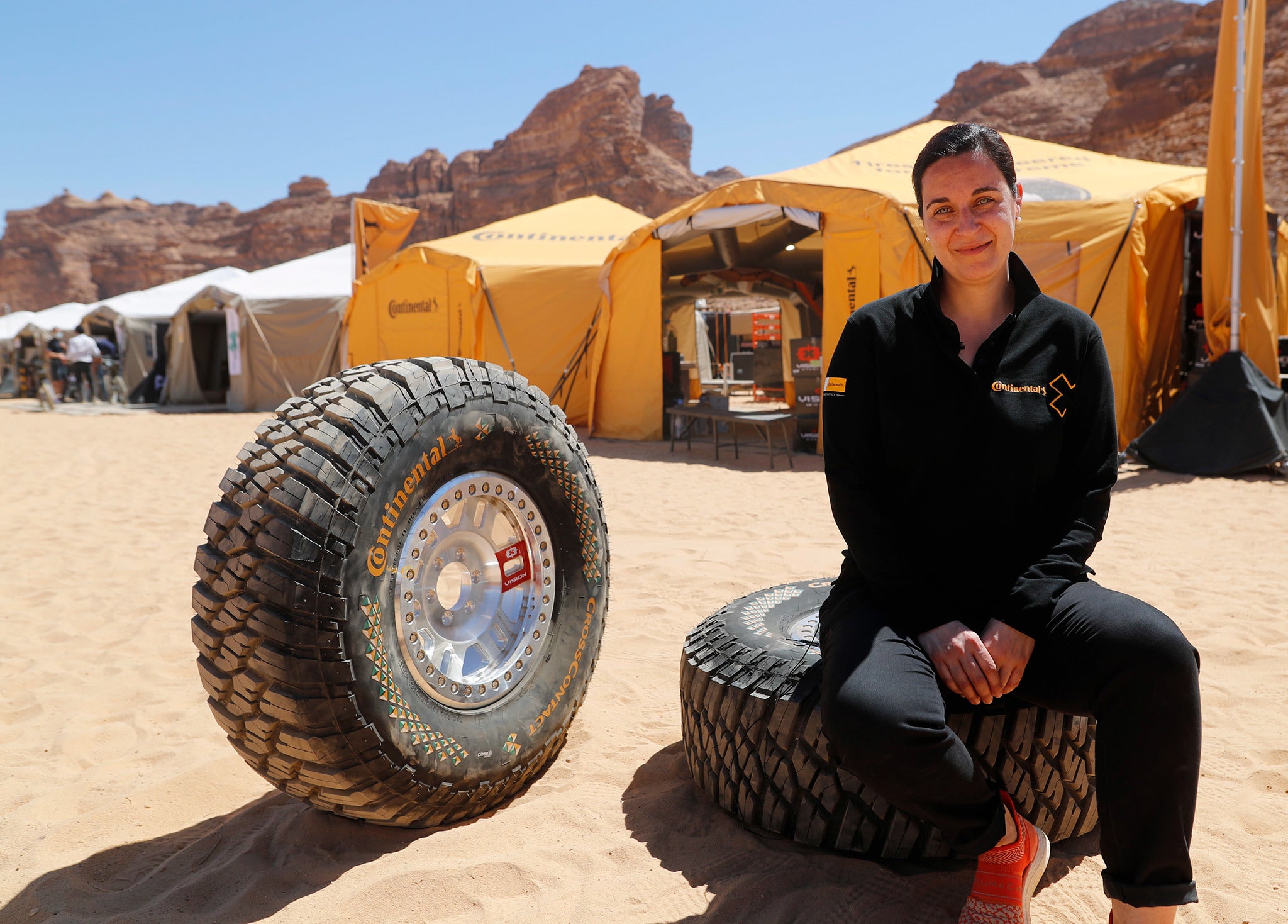 Catarina Silva seduta con pneumatici da gara Continental Extreme E nel primo luogo della gara: AlUla, Arabia Saudita