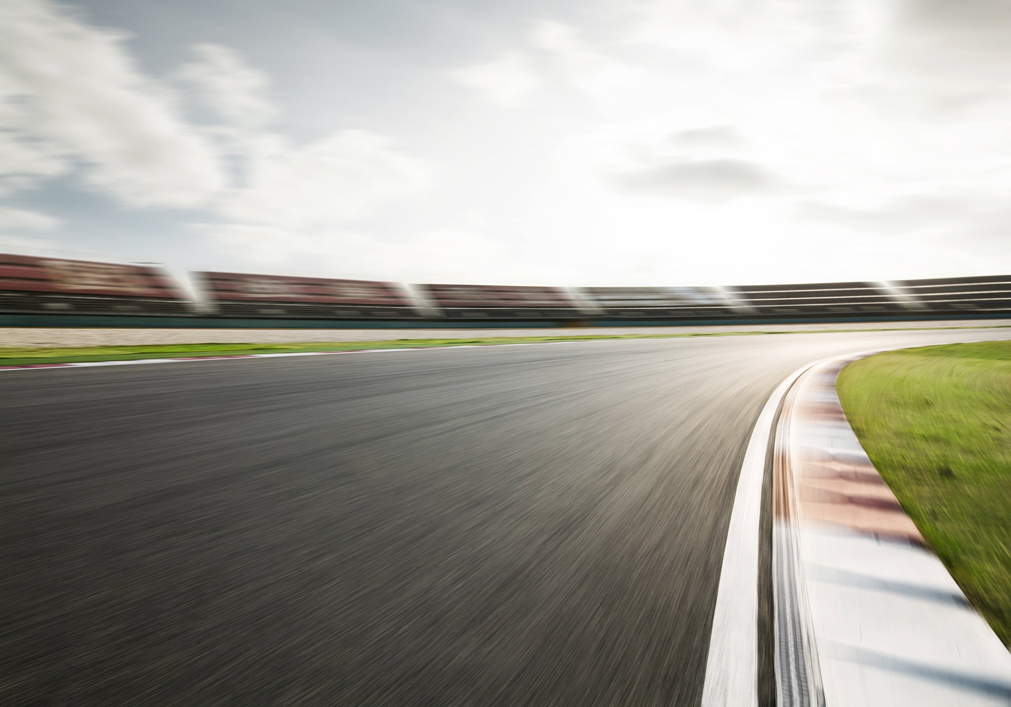 Cosa significa guidare la “linea perfetta”? È la linea immaginaria che un'auto seguirebbe sulla strada quando gira un angolo o scende un rettilineo. Non è la distanza più breve dietro una curva, ma quella che riduce al minimo il tempo trascorso in una curva massimizzando la velocità in curva. Ha senso? Ha anche molto a che fare con la frenata, le svolte aggressive e le uscite di curva.