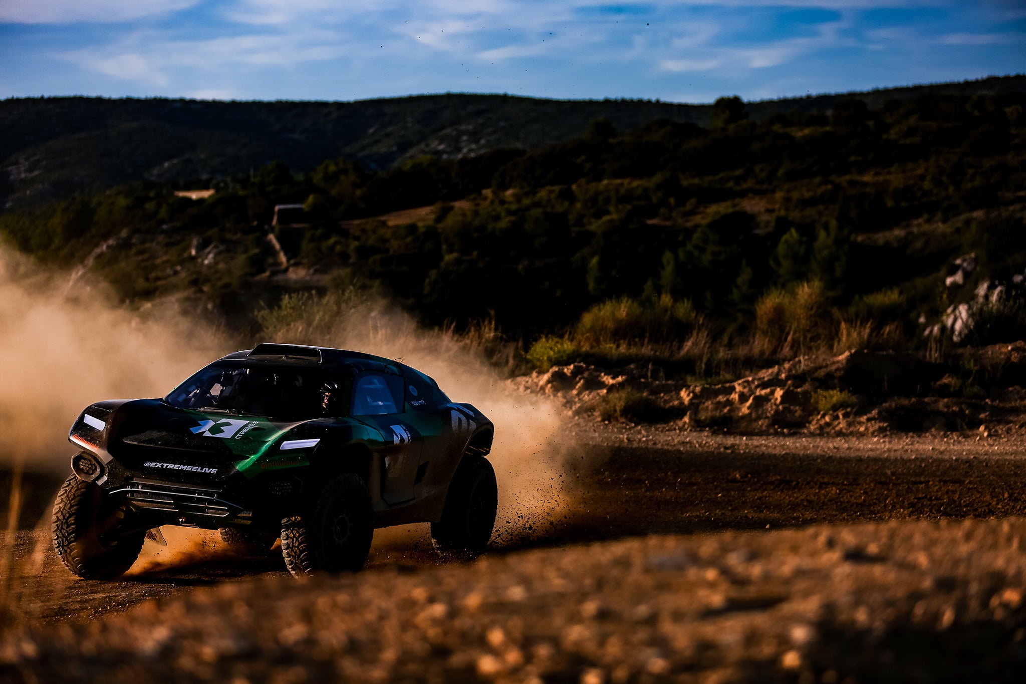 Il SUV Odysssey 21 tutto elettrico da 470 kW si gode le curve in Francia.