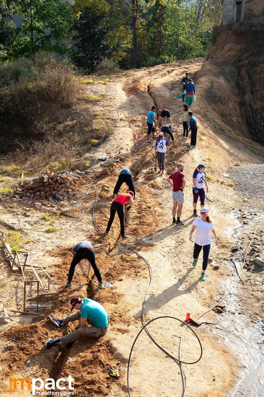 In Nepal, la settimana prima della maratona è stata dura ma estremamente gratificante. I corridori hanno unito le forze per costruire un'unità di filtraggio dell'acqua e una conduttura che forniranno all'intero villaggio acqua potabile pulita.