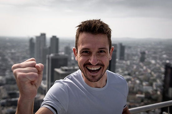 Thomas Dold è uno degli atleti di maggior successo al mondo. Detiene sette record mondiali nella corsa all'indietro e un totale di 45 primi posti nella corsa sulle scale. Foto: Marcel Meister