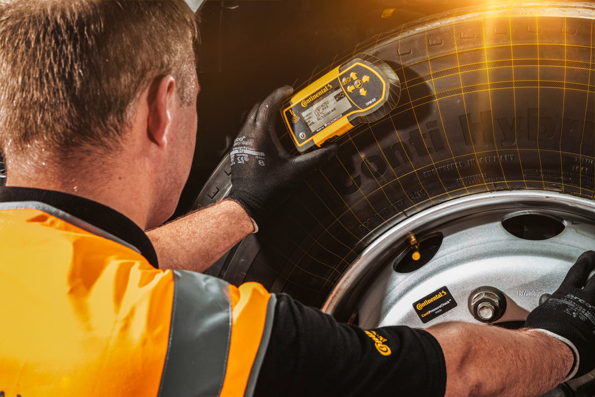 Conti360 breakdown service sensor check A man from the Conti360 Breakdown service inspects a truck tire