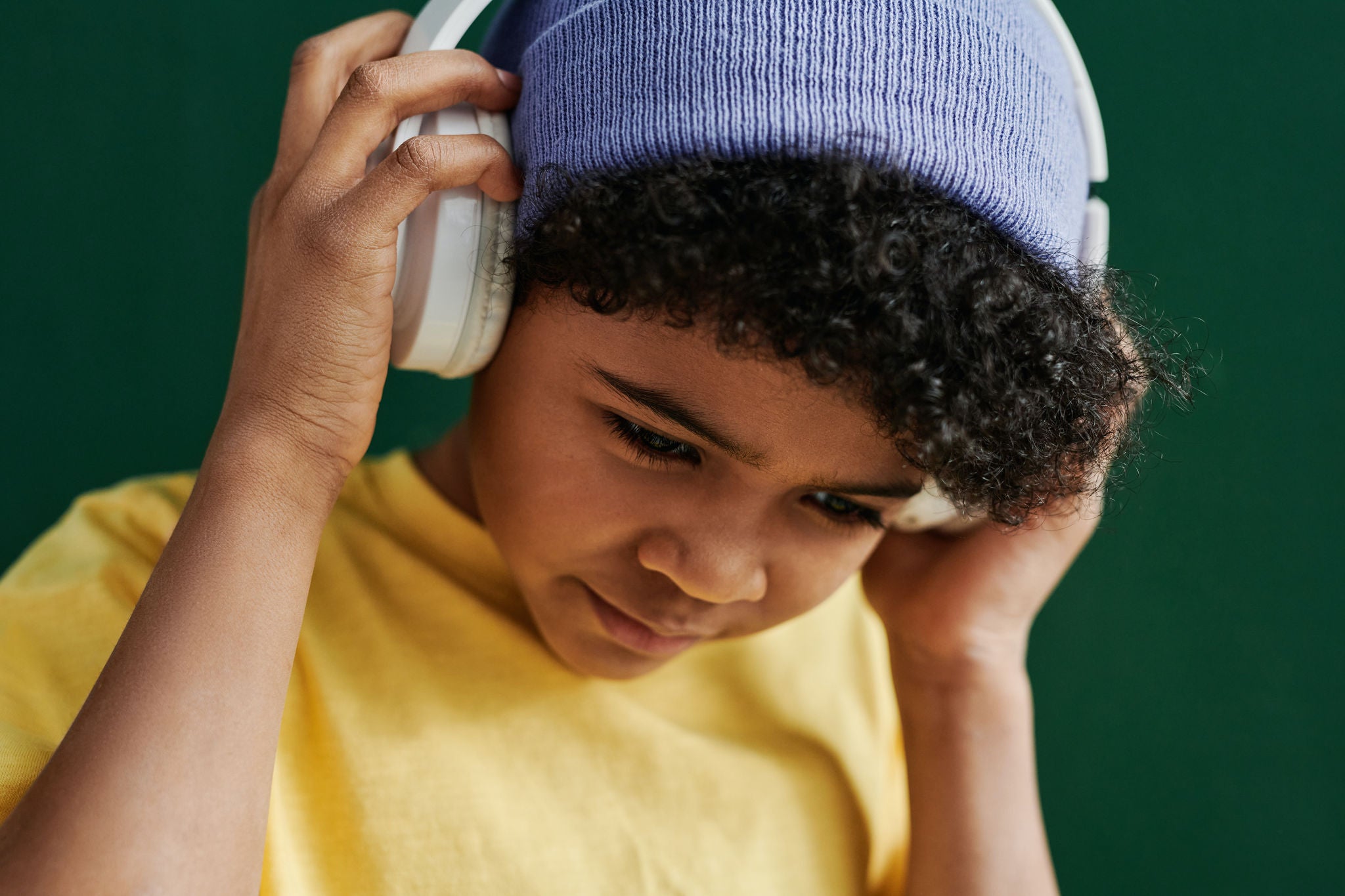 Pet&kids12 kid with headphones