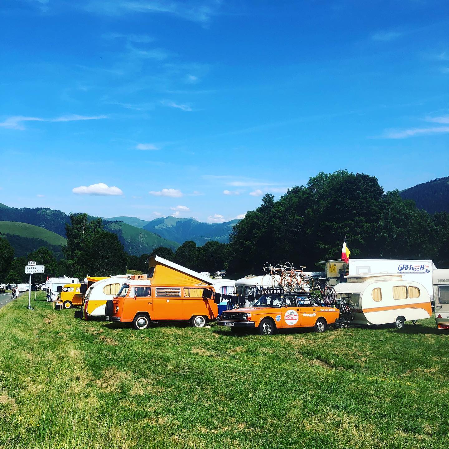 Il Tour de France al Col de Peyresourde nei Pirenei ©Instagram/@lesamisdutourdefrance