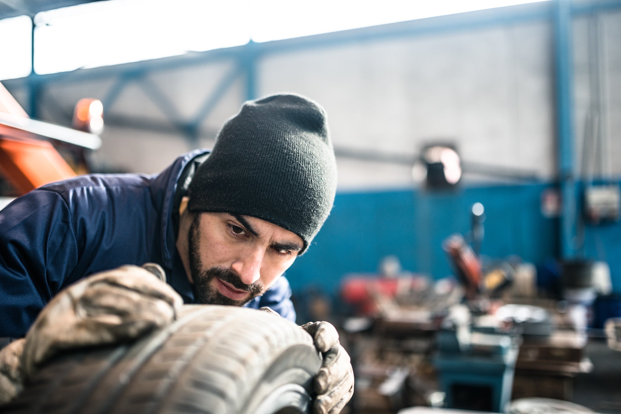 Check the direction of tread patterns tire repairer checking the tire integrity