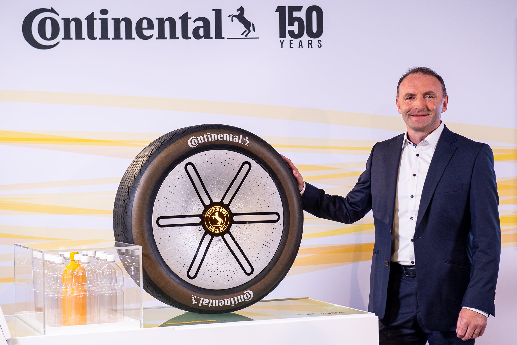 David O'Donnell, responsabile del settore pneumatici OE Continental, con lo pneumatico GreenConcept alla IAA Mobility 2021