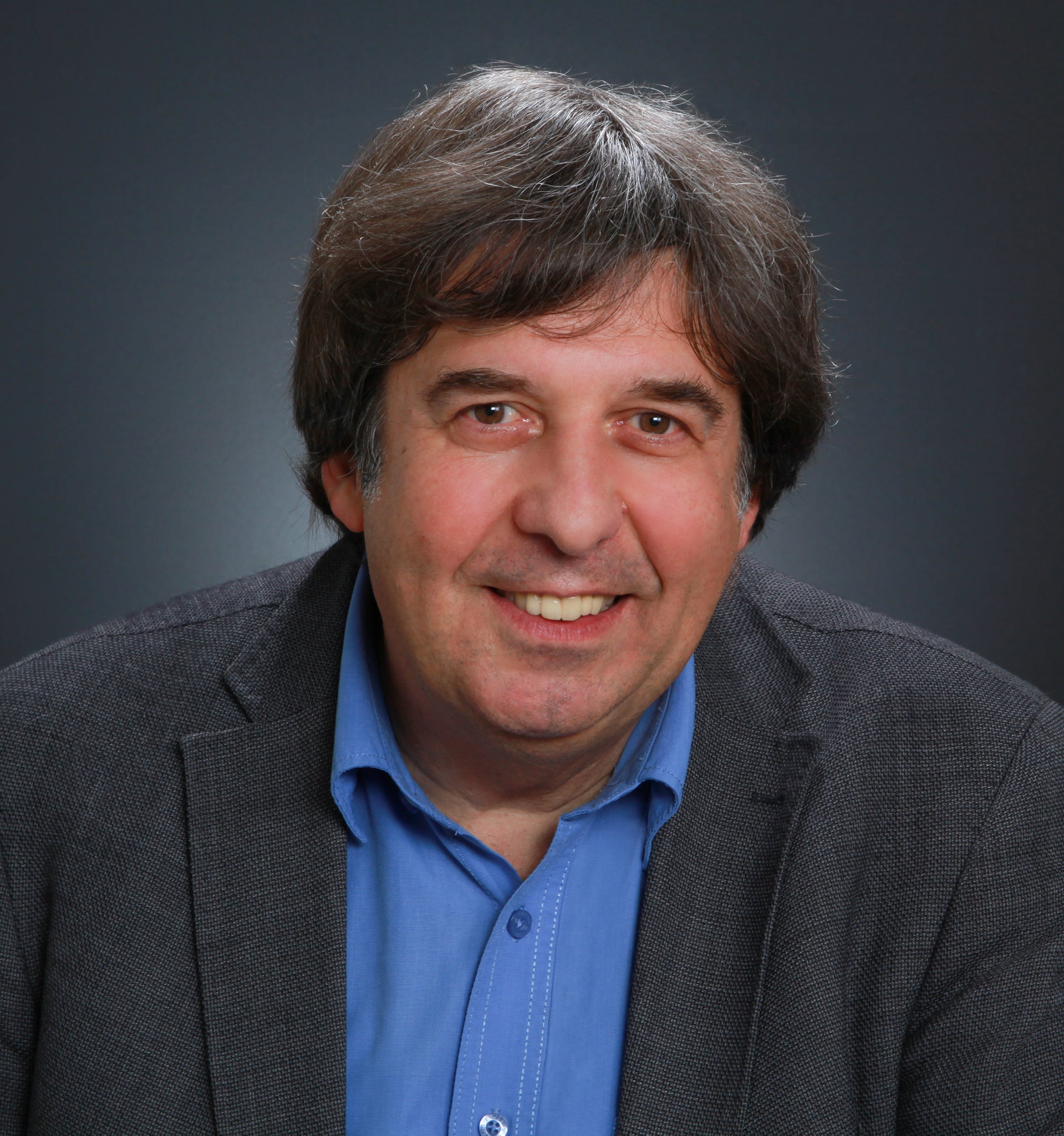 Il Prof. Dr. Arno Ruckelshausen è uno dei più noti ricercatori nel campo della robotica applicata alla di cultura. Laureato in fisica presso l'Università di Scienze Applicate di Osnabrück, studia lo sviluppo (imaging) della tecnologia con sensori e a movimento autonomo e i robot agricoli per l'economia agricola del futuro – ad esempio il robot agricolo BoniRob. L’“Agro-Tecnica” è attualmente in sviluppo come infrastruttura moderna per la progettazione e lo sviluppo di tecnologie innovative, come la robotica applicata all’agricoltura. Foto: proprietà privata