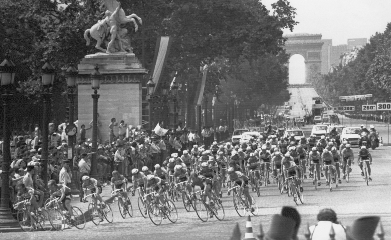 Foto storica della tappa finale del Tour, Parigi, 20 luglio 1975