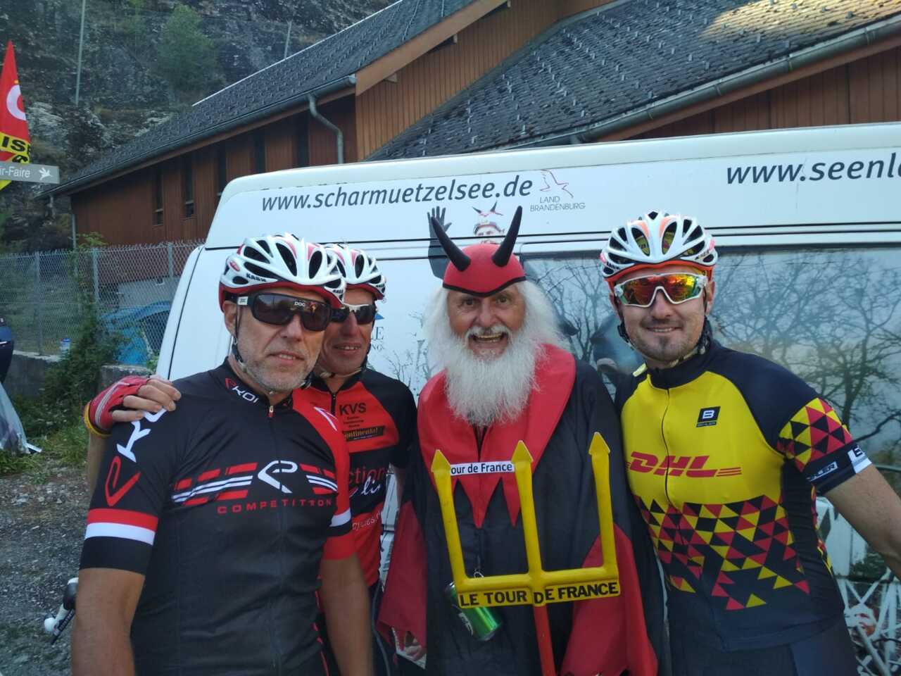 Meinhard Meister e Heiko Grabowski incontrano il superfan del Tour De France Didi il Diavolo © Meinhard Meister