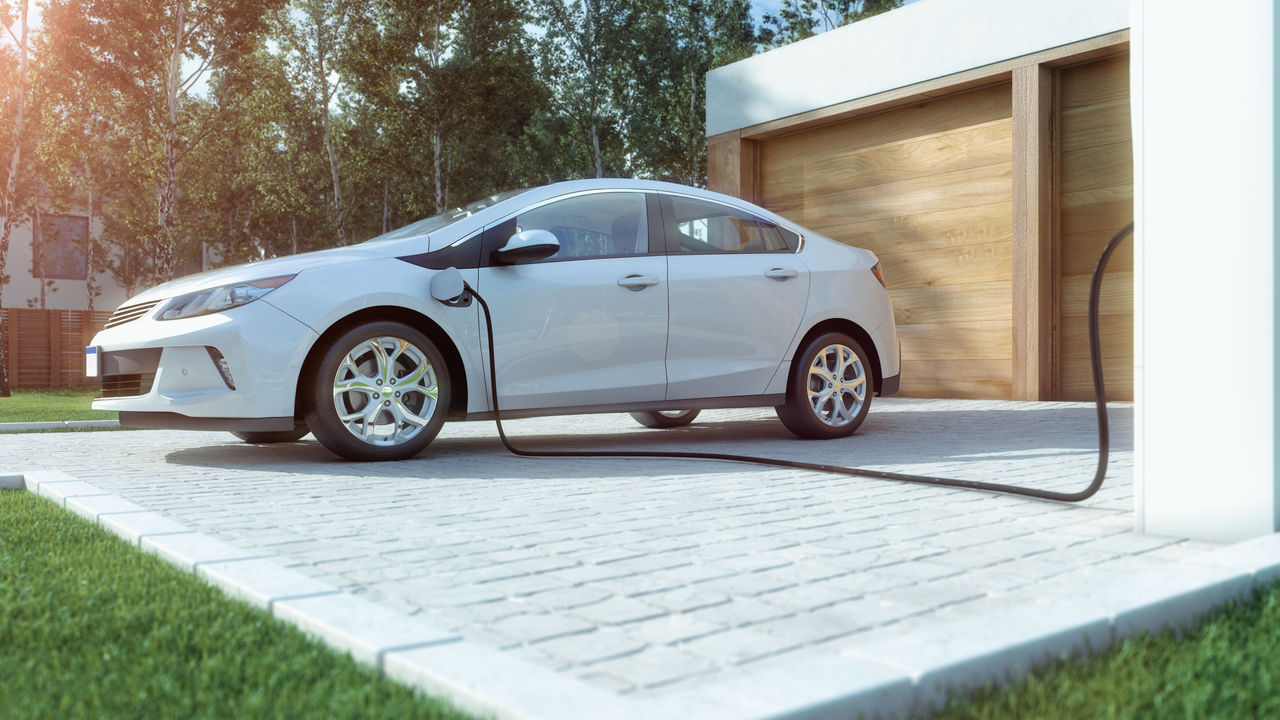 Modernes Elektroauto zu Hause Strom tanken