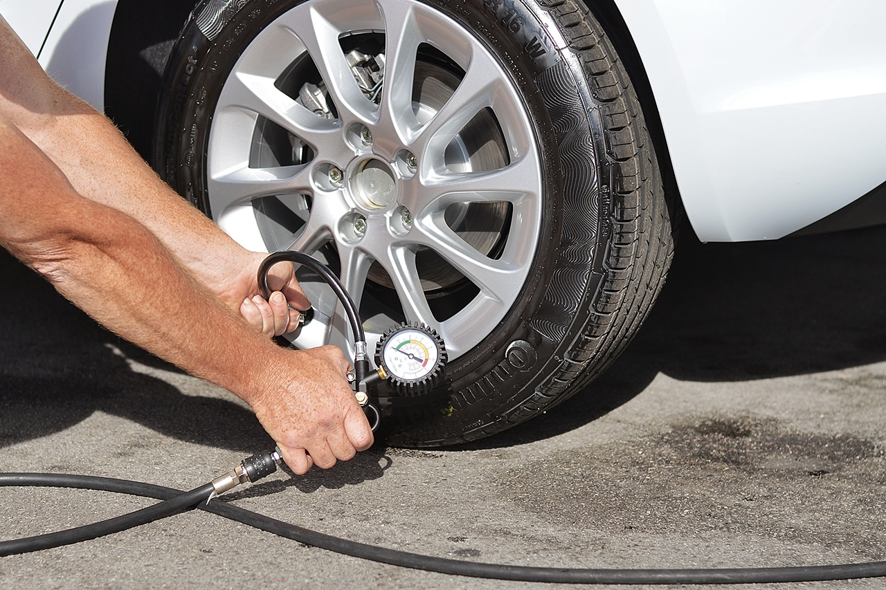 Нужно ли балансировать колеса каждый. Перекачка резины. Tire Pressure. Протектор шин гоночного автомобиля. Замена колеса на дороге.