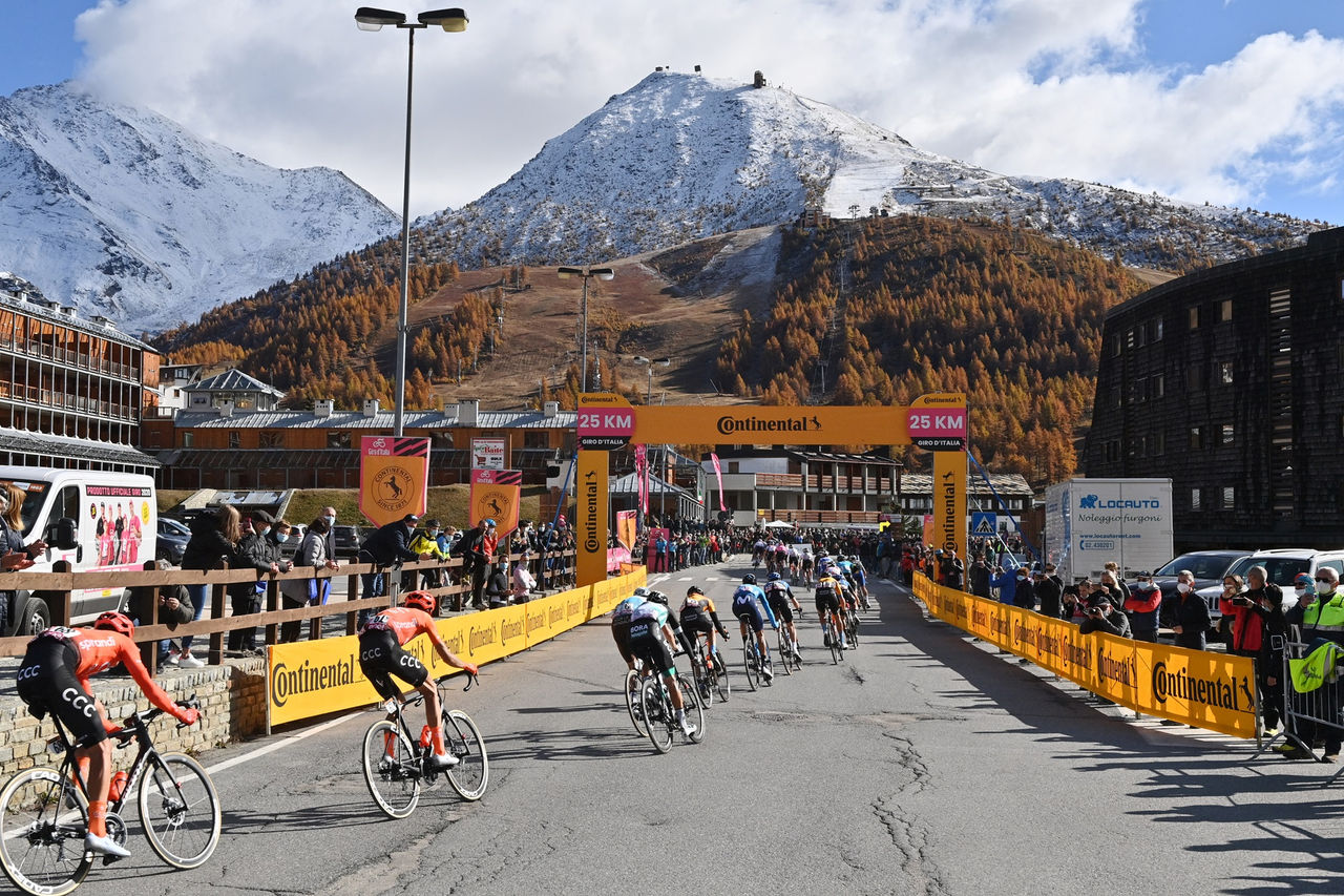 Foto Massimo Paolone/LaPresse 
24 ottobre 2020 Italia
Sport Ciclismo
Giro d'Italia 2020 - edizione 103 - Tappa 20 - Da Alba a Sestriere (km 198)
Nella foto: durante la gara

Photo Massimo Paolone/LaPresse
October 24, 2020  Italy  
Sport Cycling
Giro d'Italia 2020 - 103th edition - Stage 20 - From Alba to Sestriere
In the pic: during the race