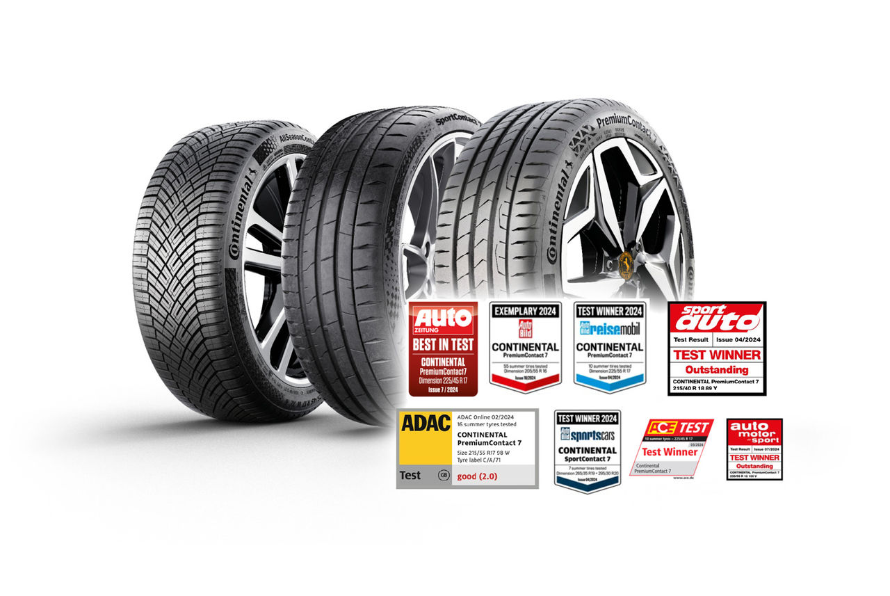 Tre pneumatici Continental – AllSeasonContact, WinterContact TS 870 e PremiumContact 7 – uno accanto all'altro. Davanti a loro, numerosi badge che mostrano le vittorie nei test e le valutazioni di riviste automobilistiche tra cui Auto Zeitung, ADAC, Auto Bild, Auto Motor und Sport, ACE e Auto Straßenverkehr.